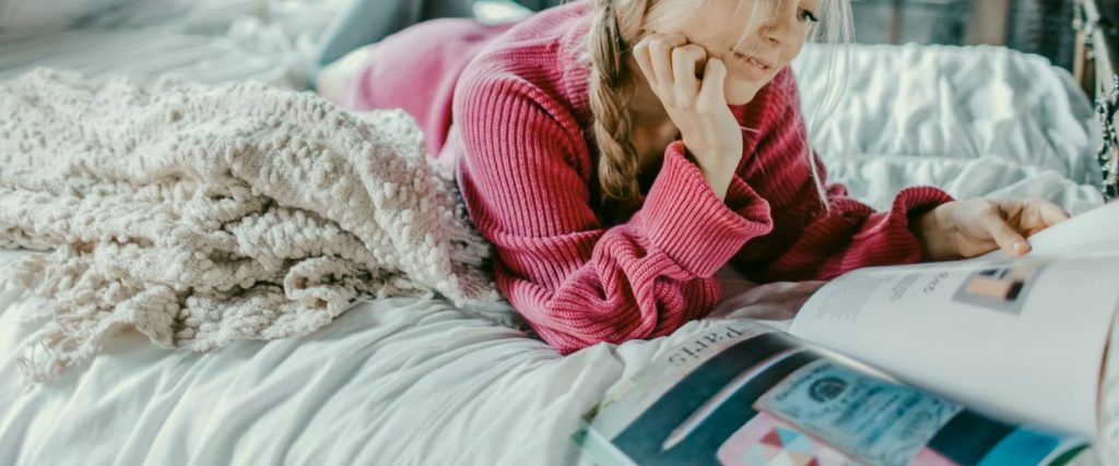 femme qui lit une magazine